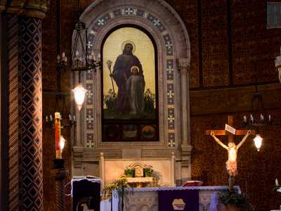 Raggiungiamo l�altare, su cui si erge un grande dipinto di Mario Prayer: raffigura San Giuseppe accompagnato dal figlio adolescente Ges�